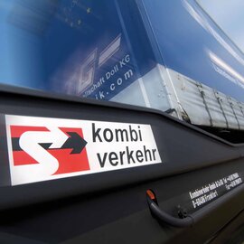 Close-up of the Kombiverkehr logo on the side of a freight train containe. | © Kombiverkehr