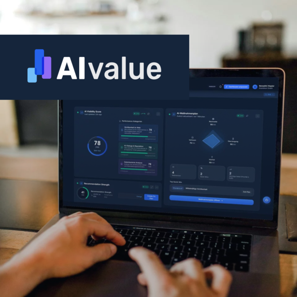 Laptop mit geöffnetem AIvalue-Dashboard, das Analysewerte zur KI-Sichtbarkeit eines Unternehmens zeigt.