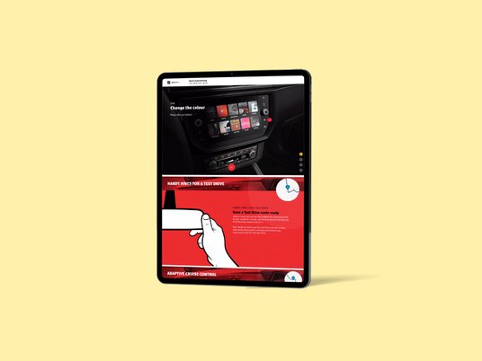 Ein Tablet, auf dem eine SEAT-Kundenreferenz aus dem Portfolio der Krankikom GmbH präsentiert wird.