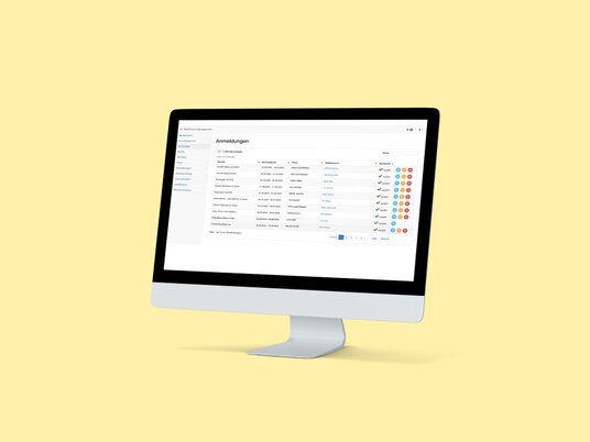 Ein Computermonitor, auf dem eine Dr Wolff-Kundenreferenz aus dem Portfolio der Krankikom GmbH präsentiert wird.