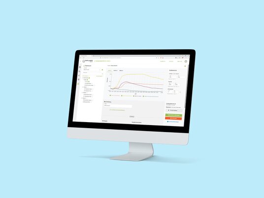 Ein Computermonitor, auf dem eine Forplaner-Kundenreferenz aus dem Portfolio der Krankikom GmbH präsentiert wird.