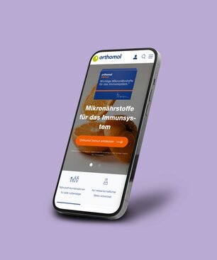 Smartphone zeigt die Orthomol-Website mit Mikronährstoffprodukt für das Immunsystem.