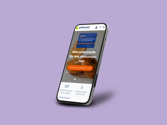 Smartphone zeigt die Orthomol-Website mit Mikronährstoffprodukt für das Immunsystem.