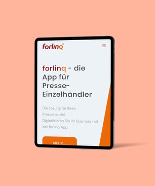 Ein Tablet, auf dem eine forlinQ App-Kundenreferenz aus dem Portfolio der Krankikom GmbH präsentiert wird.