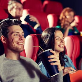 Eine Gruppe von Menschen sitzt in einem Kino. | © Freepik Premium licence @syda_productions