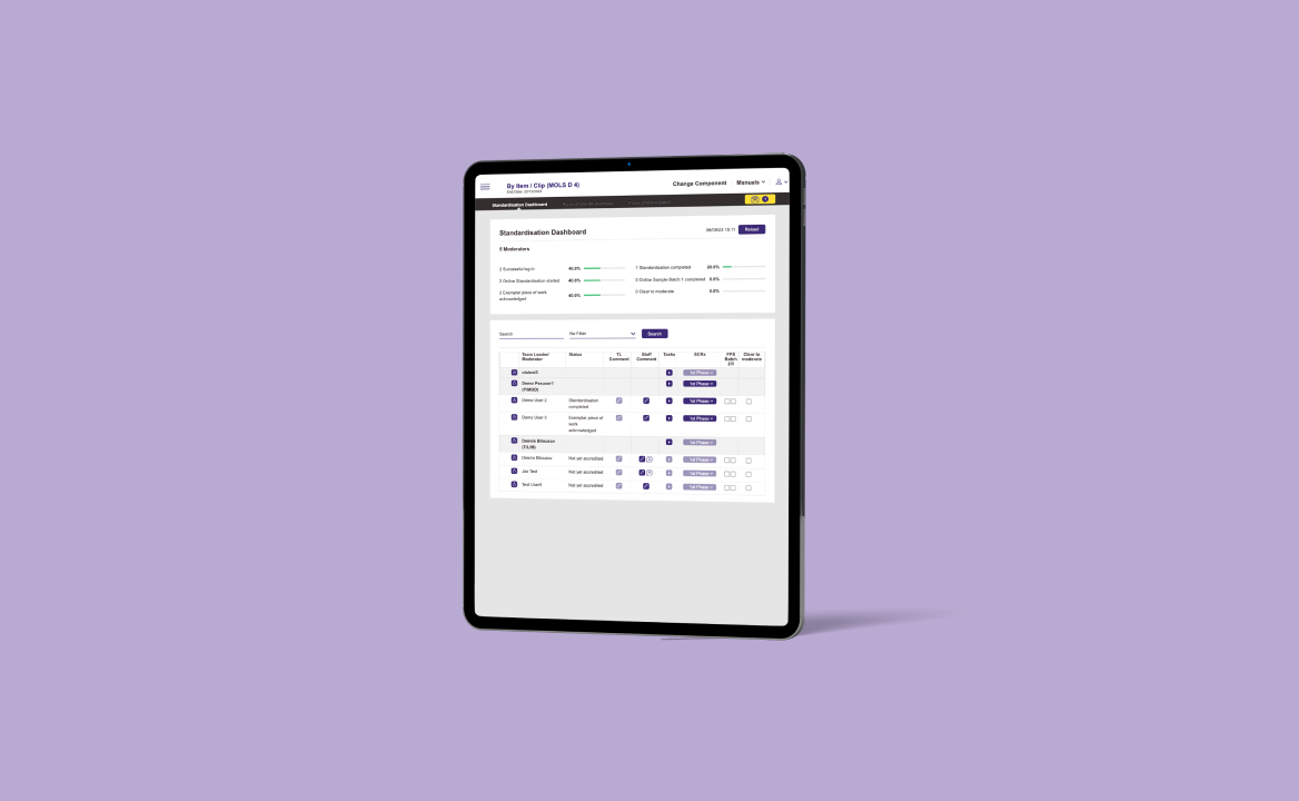 Ein Tablet, auf dem eine AQA-Kundenreferenz aus dem Portfolio der Krankikom GmbH präsentiert wird.